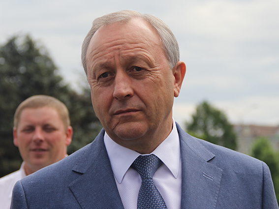 Губернатору пожаловались на работу министра образования